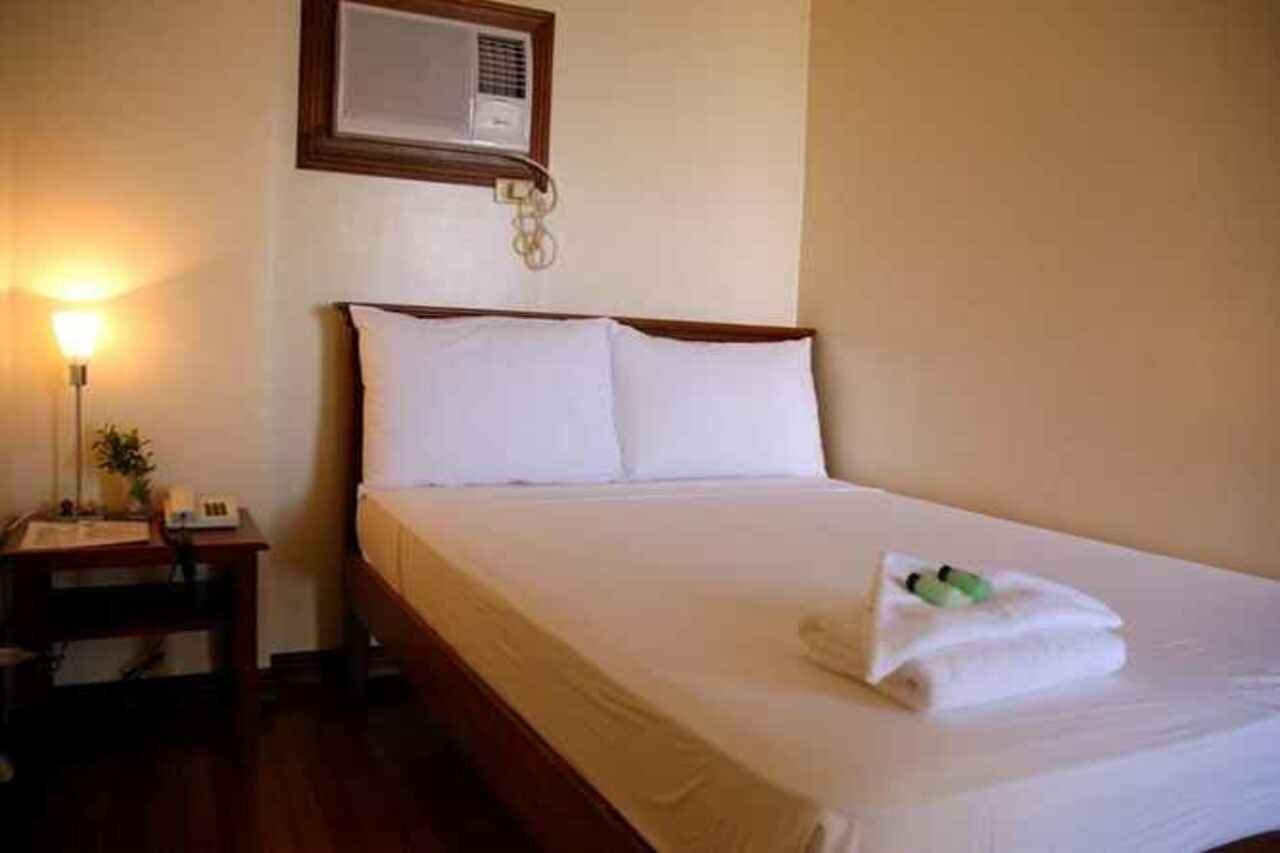 فندق Isabelle Royale Makati ماكاتي المظهر الخارجي الصورة